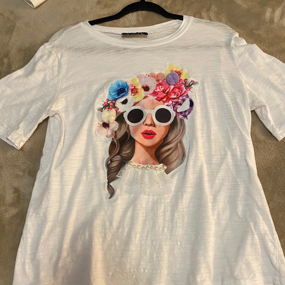 White shirt with design